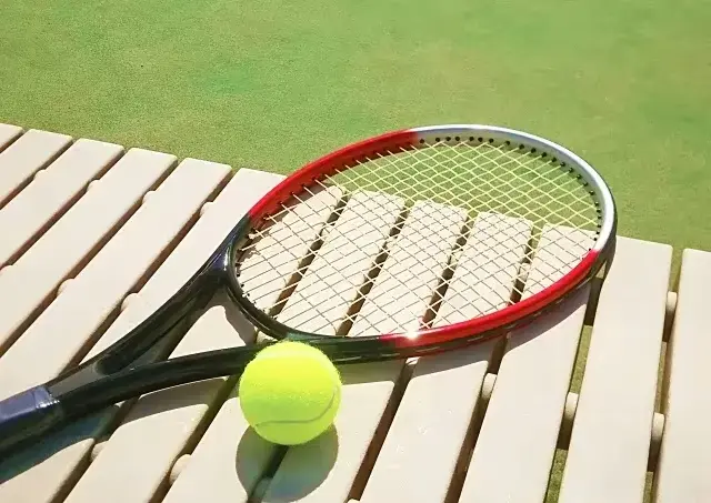 テニスラケットと試合管理アプリのイメージ